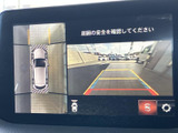 後方の映像に加えて車両周囲の様子も画面で確認でき、駐車時の安全確認をサポートします。ガイド線も表示されるため、後退時の目安として便利です。