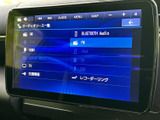多彩なソースに対応し、お好みの音楽を車内で楽しめます。Bluetooth接続で、スマートフォン内の音楽も簡単に再生可能です。