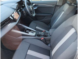 Audi正規ディーラーが高品質をお約束。高度な訓練・教育を受けたAudi専任メカニックが、100項目にもおよぶ精密な点検を実施。すべてクリアしたAudi車だけ、あなたのお手元に届けられるのです
