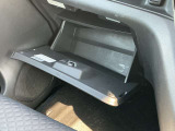 グローブボックスは奥行きがあり、日常品や車検証、その他の収納に便利です!