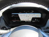 運転に必要な情報をグラフィカルに表示し、少ない視線移動で瞬時に認識できる先進的な液晶メーター。こちらはナビゲーション情報と連携する「地図画面」になります。