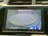 後方の様子を画面で確認しながら駐車でき、ガイド線も目安として活用できます。見えにくい後方の確認を助ける装備ですが、周囲を直接確かめながらご使用ください。
