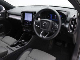 インストルメントパネルは僅かに運転席側へと傾けられているほか、余計なスイッチ類を可能な限り排し、運転に集中しやすい環境を造り出しています。