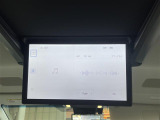 【後席モニター(フリップダウンモニター】後部座席からも、DVDや映画・ライブ映像など様々な動画が楽しめドライブが退屈しません!※機種によって接続できる映像が異なります。