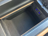 内部には小物等の収納に便利なスペースと電子デバイス等の充電に便利なUSBコネクターが備えられています。