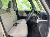 前席は見晴らしがよく、運転席から周囲を確認しやすい開放的な空間です。明るい色調のシートが車内をすっきり見せ、乗り降りもしやすい印象です。