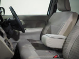 運転席にはアームレストが備わっています。