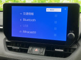 オーディオ画面には交通情報やBluetooth、USBなどの選択肢が表示され、使いたい音源を見つけやすい仕様です。画面上で項目を確認でき、通勤や休日のお出かけにも活用いただけます。