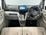 【インパネ】運転のしやすさを最優先に設計された見晴らしの良いフロントビュー。車両間隔が掴みやすく狭い道でも安心♪「安全」と「品質」を最優先に、安心してお乗りいただけるクルマを提供いたします。