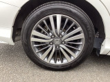 純正アルミホイールです。足元が引き立つので、車全体のイメージがアップしますよ!