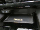 ワイヤレス充電機能で接続の手間いらず。対応スマートフォンなどをワイヤレスで充電可能です。