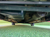 納車前にお車を持ち上げて入念に点検いたします。