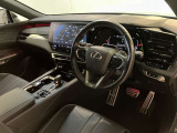 FSPORT専用本革スポーツシート。快適で操作性の良い運転の基本は、シートポジションです。