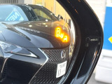 【ブラインドスポットモニター】走行中、ドアミラーの死角になりやすい箇所に後続車が接近するとサイドミラーのレンズに警告を表示!ドライバーに注意喚起をしてくれます。