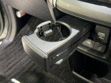 運転席用の収納式ドリンクホルダーが付いています。使わない時にはすっきりと収納ができるので便利です