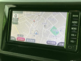 周辺の道路や施設名が地図上に表示され、目的地までの道順確認に活用できます。画面内の案内表示も見やすく、初めて訪れる場所へのお出かけをサポートします。