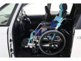 助手席は専用車いすとなっているので、ベース車両の助手席シートは装着されていません。シートベルトの装着方法はベース車両と異なりますので、手順書を確認して正しく装着してくださいね。