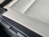 運転席シートの薄いシワ