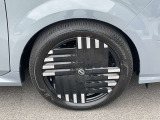 スタイリッシュな純正アルミホイールです。シャープなデザインが車両のデザインとマッチしています。