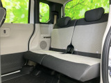 後席は左右に並ぶシートで、同乗者が並んで座れる空間です。窓が大きく、外の景色を楽しみながら過ごせるのも魅力。明るい内装色と落ち着いたシートカラーが、くつろぎやすい雰囲気をつくります。