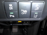 パーキングセンサーや横滑りを防ぐVSA等のスイッチ類は運転席の右側、手の届きやすい位置にあります。