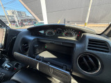 運転席の上部にあるアッパーボックスは、財布や小物などでもすぐに取り出せる便利な収納☆