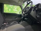 前席と後席の座面が並ぶ車内は、窓から光が入り明るい印象です。シートに腰掛けた際も周囲を見渡しやすく、同乗者との移動時間を落ち着いて過ごせる空間です。