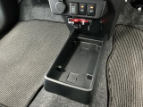 【センターフロアトレイ】ボックスティッシュを置いた下にも携帯電話などを収納できる空間が設けられております♪