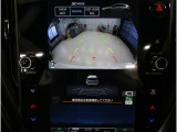 後方の映像を車内の11.6インチディスプレイに表示。 ステアリング操作に連動して動くガイドラインが、駐車や車庫入れをよりスムーズにサポート。狭いスペースでも安心して操作できる頼れる機能です。