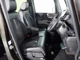 フロントシートはベンチシートです、運転席と助手席の移動が簡単です。 また運転席シートの高さも調整できます。