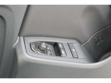 《パワーウインドウスイッチ》車の基本装備のひとつのパワーウインドウです。オート機能もあって、押し方の強弱で調整も出来ます。