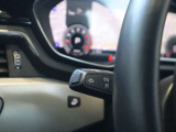 ●レーンアシスト。走行中にドライバーの不注意によってクルマがレーンをはみ出しそうになると、ステアリングホイールを振動させてドライバーに警告するとともに、クルマをレーンに戻す方向にステアリングをアシスト