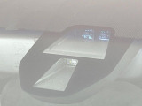 【シティブレーキアクティブシステム】低速走行中に前方の車両等を認識し、衝突しそうな時は警報とブレーキで衝突回避と被害軽減をアシスト。より安全にドライブをお楽しみいただけます。