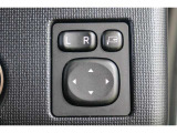サイドミラーは電動格納ミラーなので、運転席からのボタン操作で格納できます。ミラーを閉じて入る立体駐車場などでは、有ると便利な機能です。