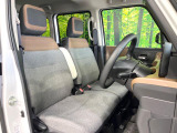 運転席まわりには十分なスペースがあり、大柄な方でもゆったり運転していただける環境です。