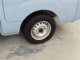 装着タイヤサイズは、145/80R12です。