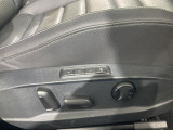 無段階調整式パワーシート 正しい乗車姿勢によって運転のしやすさと、万が一の際に乗員保護能力を最大限に高めます。