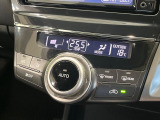 【オートエアコン】一度お好みの温度に設定すれば、車内の温度を検知し風量や温度を自動で調整。暑い&hellip;寒い&hellip;と何度もスイッチ操作をする必要はありません。快適な車内空間には必須の機能ですね♪