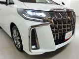 LEDヘッドライトです。デザイン性がよくとても明るいので、夜間の走行や悪天候でも安心です。しかも長寿命!