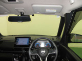 ドライバー目線で、使いやすく安全操作性と良好な視界を実現した運転席です。
