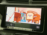 テレビ番組を画面で楽しめる装備を備えています。停車中の待ち時間などに映像を視聴でき、時間を有効に使いたい場面にも便利です。視聴は停車時にご利用ください。