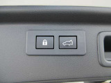 【パワーバックドアスイッチ】運転席から操作可能。途中でも止められる安心のバックドア。後ろの駐車スペースが狭い時に重宝します