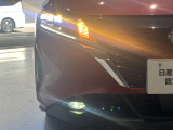夜間走行の様々な局面に対し、LEDヘッドランプで視認性をしっかり確保。ハロゲンヘッドランプのおおよそ2倍の光量で、広範囲に明るくドライバーをサポートしてくれます。