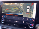 後方の映像に加え、車両周辺を上から見た表示も確認でき、駐車時の周囲確認をサポートします。ガイド線も表示されるため、車庫入れや切り返しの目安に便利です。