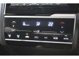 フルオートエアコンが装備されています!お好みの温度設定をするだけでエアコンの風量やモードの切り替えを自動でコントロールしてくれます!ユーザーの操作が少なく燃費走行にもつながります!
