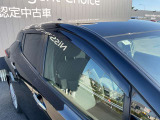 スモークタイプのプラスチックバイザーを装着しています。雨天時、換気のために少し窓を開けても雨が降り込んで来ません。