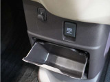 ◆センターロアボックス◆インパネ中央の下部には、ごみ箱としても使用する事ができるセンターロアボックスを装備しております。