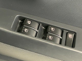 パワーウィンドウマスタースイッチです。車内の換気も運転席から簡単に行えます。