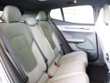 後席も一般的なコンパクトカーと比べて十分な広さがあります 床下にバッテリーを搭載するためややフロアが高いですが、センタートンネルが無いため中央の座席でも足元が快適です