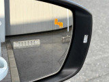 後側方の車両を検知してドライバーへ注意を促すレーンチェンジアシストを標準装備。